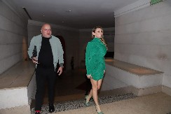 NASTAO KOLAPS KADA SE POJAVILA ANABELA ATIJAS! Pevačica prošetala u miniću, raspametila prisutne (FOTO)