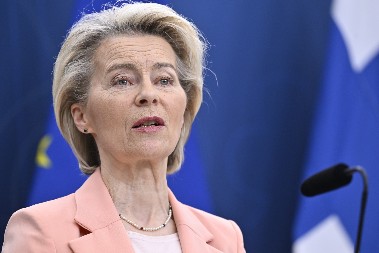 EVO ŠTA JE URSULA FON DER LAJEN PO PROFESIJI! Ovo niste znali o njoj, spasila putniku život tokom avionskom leta!