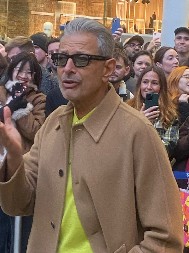 SLAVNI GLUMAC ZASUKAO RUKAVE I NASRED ŽELEZNIČKE STANICE URADIO NEŠTO GENIJALNO  Masa se okupila oko njega i svi su uzeli telefone u ruke