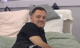 ŠOK! ISPLIVALE GASTOZOVE SLIKE IZ ZATVORA! Viri iza rešetaka, na rukama mu lisice, a grli ovu devojku! (FOTO)