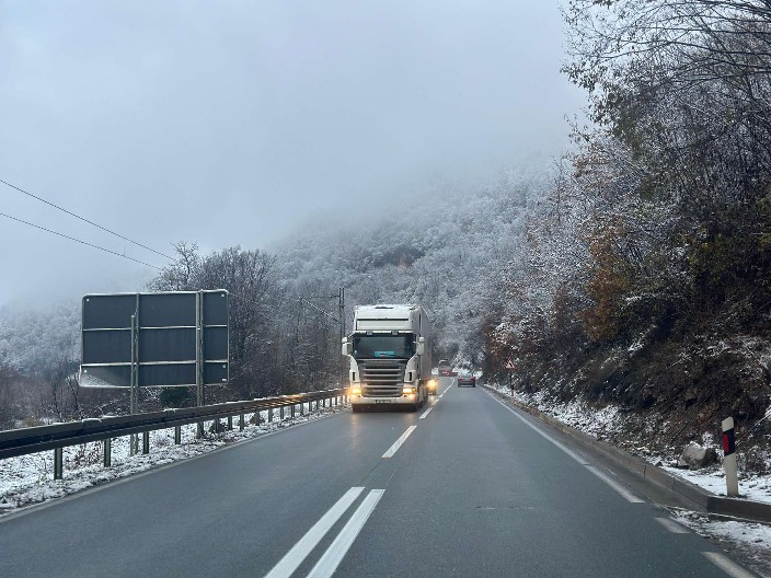 POLAKO PREKO MOSTOVA I NADVOŽNJAKA Zbog jakih udara vetra poseban oprez za vozače kamiona i autobusa