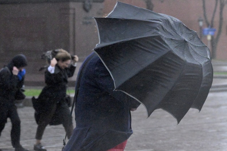 SNAŽAN CIKLON UDARA PO SRBIJI Udari vetra do 112 km/h, PUCA GRANJE, A STIŽU KIŠA I SNEG