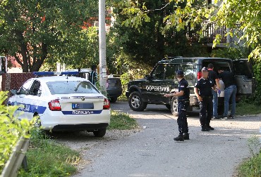 KRVAVI OBRAČUN NA NOVOM BEOGRADU  Prolaznici alarmirali policiju i rekli da u tuči učestvuje najmanje 10 ljudi