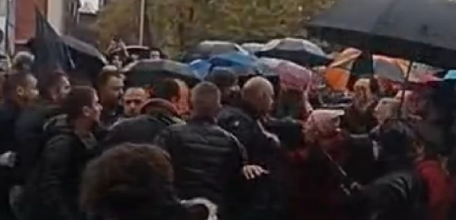 BESNE OPOZICIONARI, MALTRETIRAJU LJUDE! Stravične scene na beogradskim ulicama! (VIDEO)