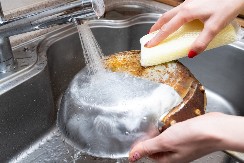 NAMIRNICA KOJA ČISTI BOLJE OD SIRĆETA I SODE BIKARBONE Najefikasnije skida kamenac, rđu i druge prljavštine