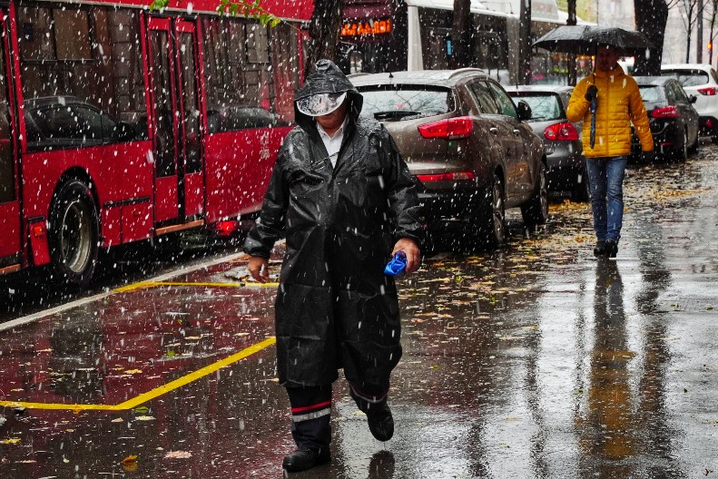 STIGAO SNEG, BUDITE OPREZNI Poledica je opasna i za vozače ali i za pešake, evo šta da radite kako biste izbegli povrede