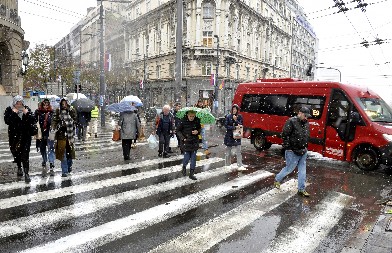 POTPUNI KOLAPS U REGIONU ZBOG SNEGA! Delovi Hrvatske bez struje, crveni meteoalarm na snazi u Crnoj Gori zbog nevremena, u Bihaću srušen krov škole