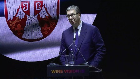"OVO JE REKORDNA GODINA, ZAVRŠIĆEMO SA 14 MILIONA NOĆENJA" Predsednik Vučić obilazi Wine Vision, u Beogradu izložena vrhunska vina (VIDEO)