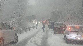 POPREČENI ŠLEPERI, SUDARI I OPŠTI KOLAPS  Mećava pravi ogromne probleme u Zapadnoj Srbiji