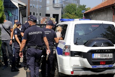 KOMŠIJA PUCAO NA OCA I SINA Drama kod Kovina, policija dignuta na noge