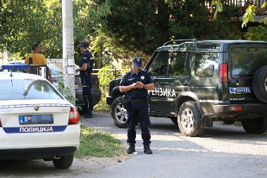 KRV POTEKLA ZBOG PARKING MESTA Ranio dvojcu komšija nakon rasprave oko parkiranja u selu kod Kovina
