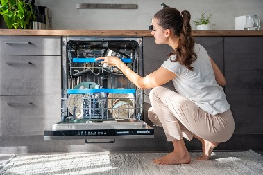 POSUĐE ĆE UVEK BLISTATI Podesite mašinu na ovaj ciklus i nema brige, izgledaće kao da ste ga tek kupili