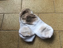 IZBELJIVAČ PADA U DRUGI PLAN Čarape će biti bele kao sneg kada ih operete sa ovim sredstvom, potpuno je prirodno