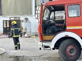 GORI KUĆA U LEŠTANIMA Vatrogasci na terenu