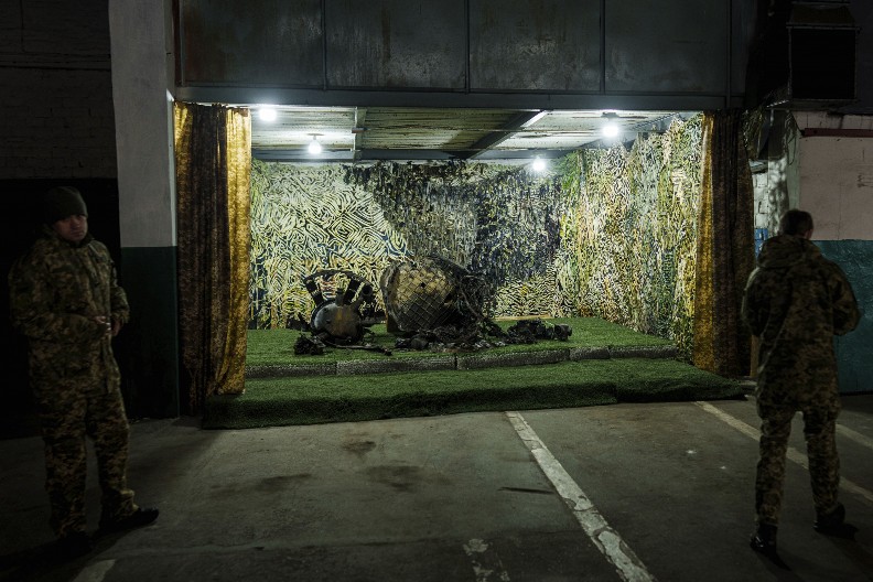 PRVE SLIKE RUSKOG ČUDOVIŠTA OREŠNIK Ukrajinci  rade "autopsiju" da bi skapirali ŠTA IM JE TO PALO NA ZEMLJU