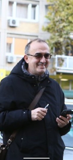 OVAKO DINKO “ŽALI” ZA ŽRTVAMA Kliberi se dok pali Srbiju! (FOTO)