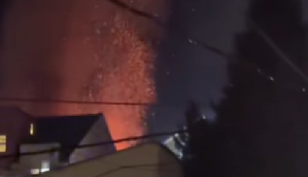 GORI KUĆA, LEKARI VRŠE REANIMACIJU Nema stradalih u požaru kod Cvetkove pijace (VIDEO)