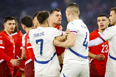 DA LI JE OVO MOGUĆE Ovaj detalj je svima promakao: Evo šta je Džaka uradio posle utakmice sa Srbijom!