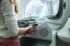 NISTE SIGURNI KOJA ODEĆA SME U MAŠINU ZA SUŠENJE VEŠA?  Ovih pet stvari ni u ludilu, uništićete materijal očas posla