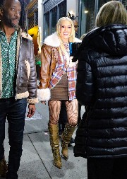 NJENO LICE NIJE OSTARILO U ZADNJIH 20 GODINA  U 55. godini prošetala u kožnom miniću i izazvala pravi zastoj na ulicama