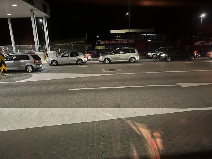 HAOS NA GRANIČNOM PRELAZU SA SRBIJOM: Stvorile se kilometarske kolone, putnici van sebe: Pomeramo se kao mravi!