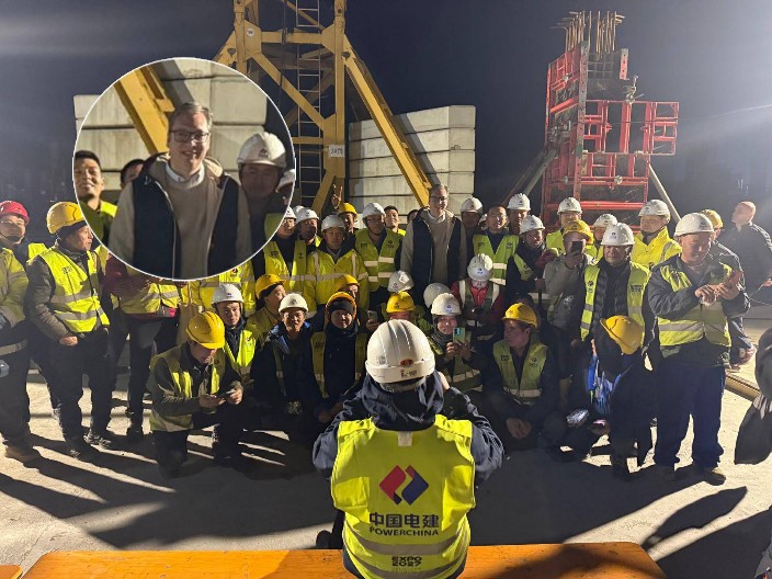 VUČIĆ NA EXPO GRADILIŠTU Predsednik Srbije sa radnicima koji zidaju i noću, po najvećoj hladnoći (FOTO)