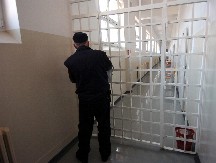 AUDIJEM ULETELI U ZATVORSKI KRUG Vozilo s rotacijom sateralo ULJEZA do zidina iza kojih je farma svinja!