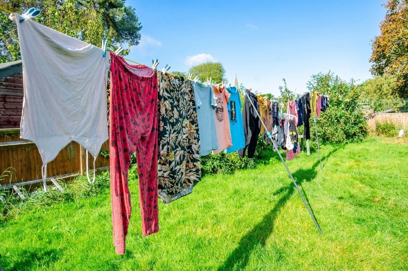 BRZO SE OD NOVIH PRETVORE U FRONCLE Evo kojih 5 komada odeće nikad ne treba sušiti na sušilici
