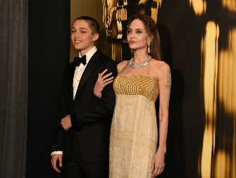 ANĐELINA DŽOLI POKAZALA SINA I SVET JE U DELIRIJUMU! Nasledio je nestvarnu lepotu oba roditelja, evo koliko sada ima godina i kako izgleda (FOTO)