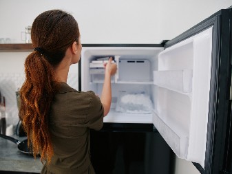 Većina ljudi ne zna da postoji ‘tajno dugme‘ u frižideru: Evo čemu služi