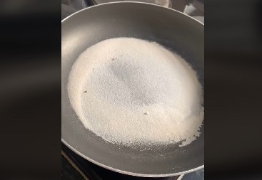 SOFIJA JE SIPALA SO U TIGANJ I REŠILA SE MUKE Od tada više nema problem koji muči mnoge u kuhinji