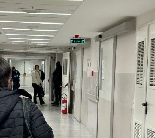 POTRESNE SCENE U URGENTNOM CENTRU! Vojin Ćetković se ne odvaja od ćerke