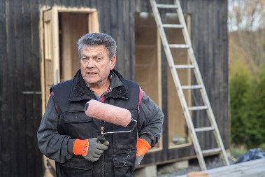 POBESNELI MOLER OSTAVIO BRUTALNU PORUKU NA FASADI Nisu mu platili pa je odlučio da se osveti, stanovnici zanemeli od šoka! (FOTO)