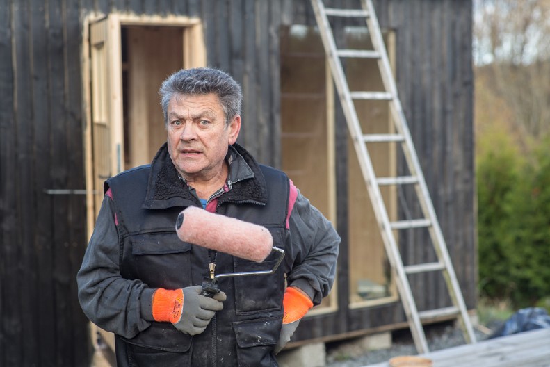 POBESNELI MOLER OSTAVIO BRUTALNU PORUKU NA FASADI Nisu mu platili pa je odlučio da se osveti, stanovnici zanemeli od šoka! (FOTO)