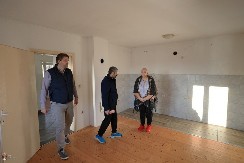 MAJCI ŠESTORO DECE KUĆA IZGORELA DO TEMELJA! Kragujevac za Jovanu i njenu porodicu obezebedio privremeni smeštaj i pomoć!