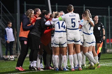 DEVOJKE ŽELE DA OSTVARE SAN SVIH GENERACIJA Selektor Dragiša Zečević i kapiten Violeta Slović pred prvi baraž meč sa Švedskom u Leskovcu