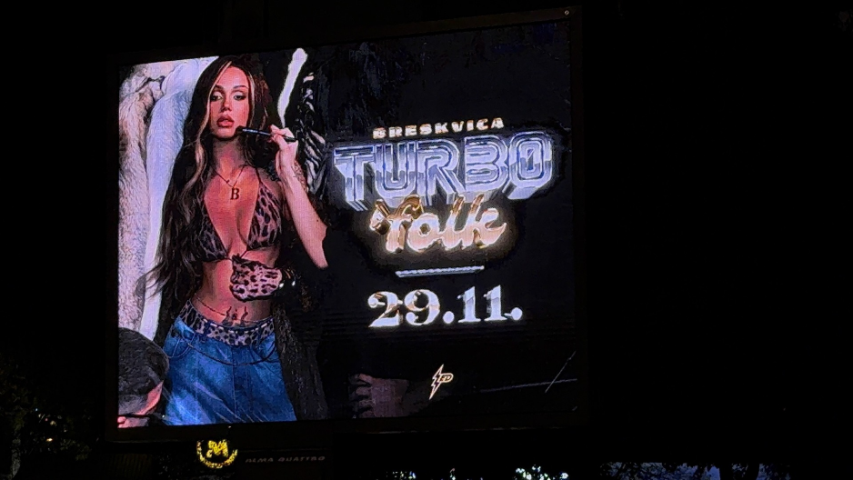 Ceo Beograd u znaku Breskvice! Osvanuli vreli bilbordi, u leopard bikiniju "zapalila" grad, a povod nikad jači (VIDEO)