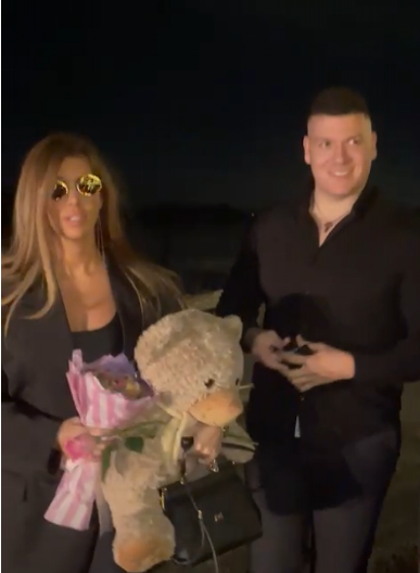 NASTAO HAOS KADA SU SE POJAVILI! Jelena i Sloba Radanović u crnom, ona ne skida naočare, a ruke pune poklona (VIDEO)