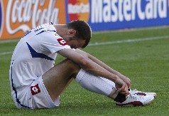 IGRAO U ZVEZDI, HTELA GA BARSELONA, BEŽAO OD RATA, PA POSTAO IKONA Bio je čuven po ludim frizurama, a sada ga nikada ne biste prepoznali (FOTO)