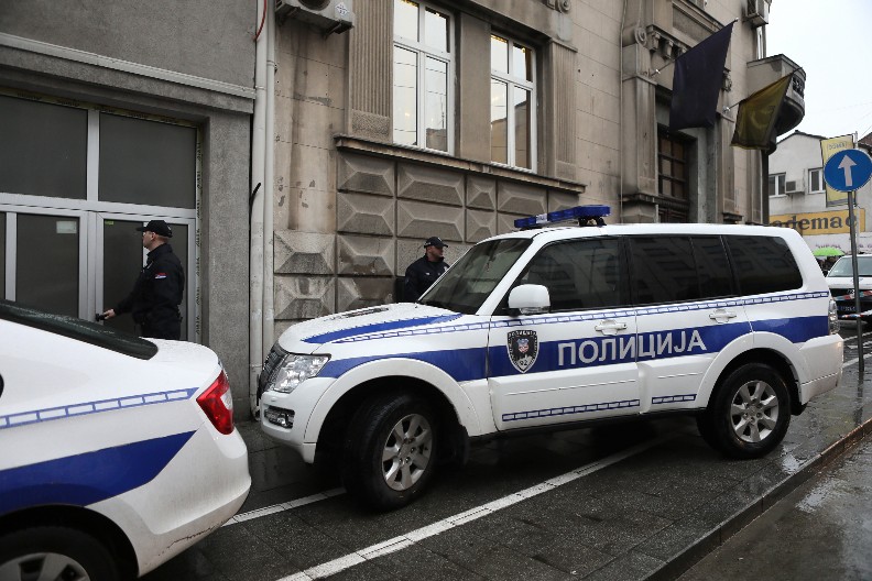 PRIVEDEN ZBOG PRETNJI POZNANIKU   U policijskoj stanici  pokušao da se sa inspektorima fizički obračuna