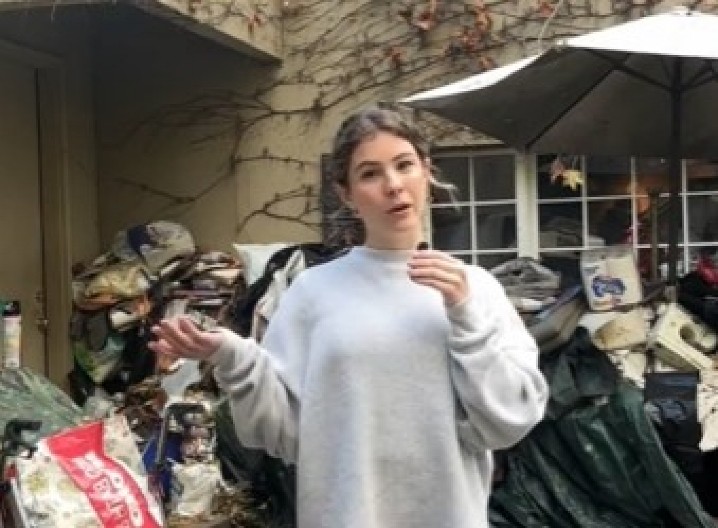 ''KADA SAM UŠLA, OSEĆALA SAM SE KAO DA UMIREM'' Baba 10 godina nikog nije puštala u kuću, zgadiće vam se život kad vidite šta je gomilala unutra! (VIDEO)