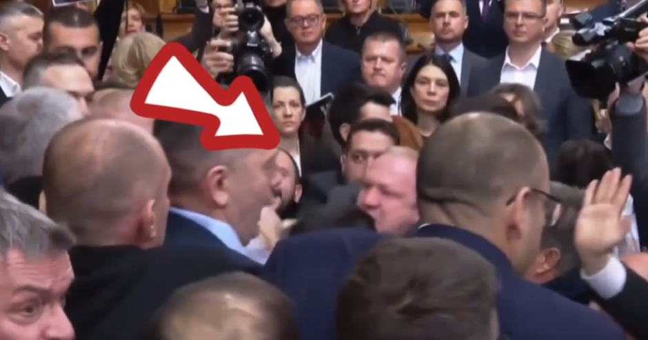 DOK ĐILAS TUČE PO SKUPŠTINI, DOBRICA VESELINOVIĆ BEŽI IZ PARLAMENTA! (VIDEO)