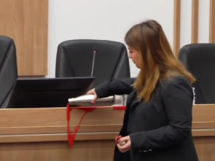 OPOZICIJA POČELA SVOJE DIVLJAŠTVO Gledajte kako Lazovićeva odbornica prosipa farbu po stolu predsedavajućeg! (VIDEO)