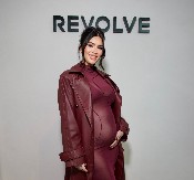 MEGAN FOKS PRVI PUT U JAVNOSTI POKAZALA TRUDNIČKI STOMAK  Nakon spontanog pobačaja, glumicu ponovo "ogrejalo sunce"