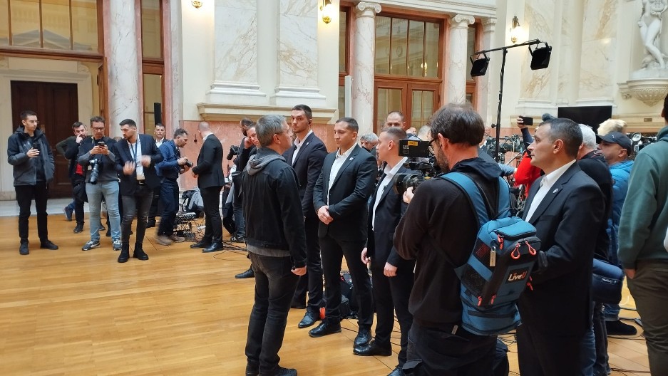 BAHATO I BEZOBRAZNO PONAŠANJE OPOZICIJE! Ćuta opstruiše obraćanje Ane Brnabić tokom konferencije za medijie (VIDEO)