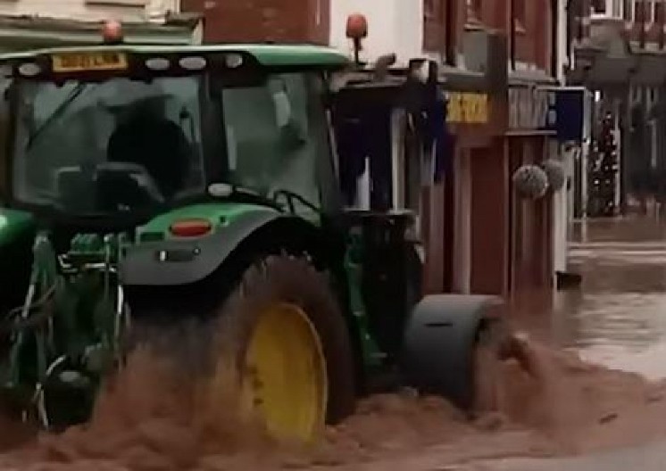 UHAPŠEN, A SAMO JE HTEO DA SPASI DETE! Herojski potez traktoriste oduševio svet i izazvao rat na mrežama! (VIDEO)
