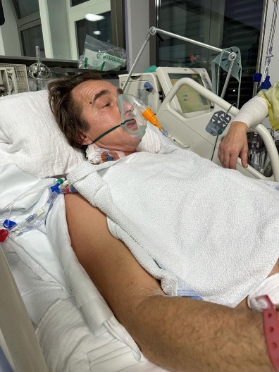 OTKRIVAMO U KAKVOM JE STANJU PEVAČ KOJI JE DOŽIVEO INFARKT! Oglasio se za Alo!, izustio samo ovo (FOTO)