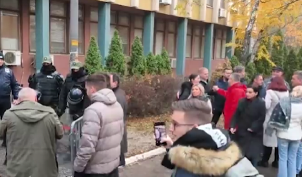 OPOZICIJA OPET BLOKIRA ZGRADU SUDA U NOVOM SADU Kolovođe divljaštva - Milivojević, Tepić, Pogačar, Bačulov...