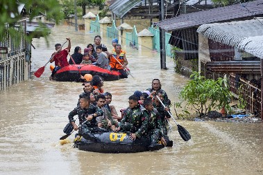 POPLAVE IZAZVALE KLIZIŠTA ŠIROM ZEMLJE! 27 mrtvih, ljudi zarobljeni, strahuju za svoje živote! (FOTO)