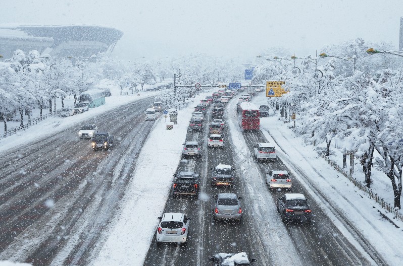 SNEŽNA OLUJA PARALISALA SEUL! Najteži novembarski sneg u poslednjih 117 godina odneo 4 života! (FOTO)